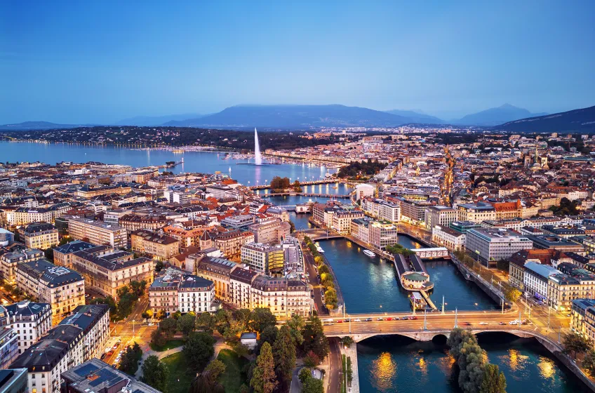 Vue aérienne de Genève au crépuscule avec le Jet d&rsquo;Eau et le lac Léman